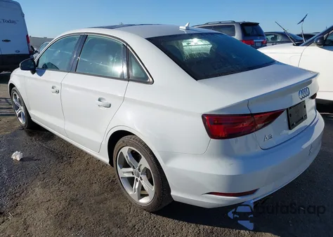 2018 Audi A3 2.0T Premium/2.0T Tech Premium z USA, uszkodzony, nr VIN WAUAUHFF7J1055931